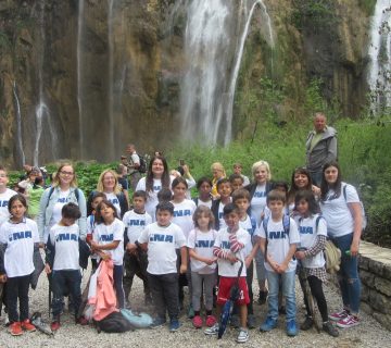 Izlet u NP "Plitvička jezera", grupna fotografija ispod Velikog slapa