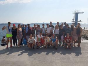 Korisnica na Međunarodnoj razmjeni mladih, grupna fotografija mladih uz more
