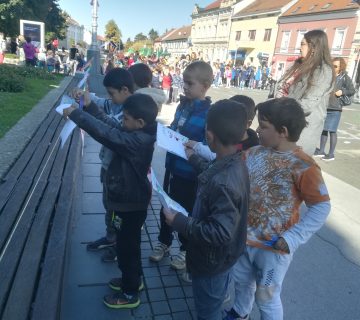 Dječji tjedan - djeca pišu poruke odraslima na Zrinskom trgu povodom