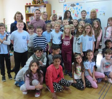 Posjet učenika 2. c OŠ "Braća Radić" - grupna fotografija