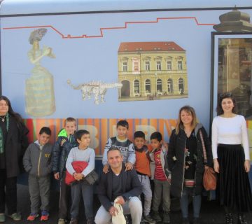 Bibliobus u posjetu korisnicima - grupna fotografija ispred Bibliobusa