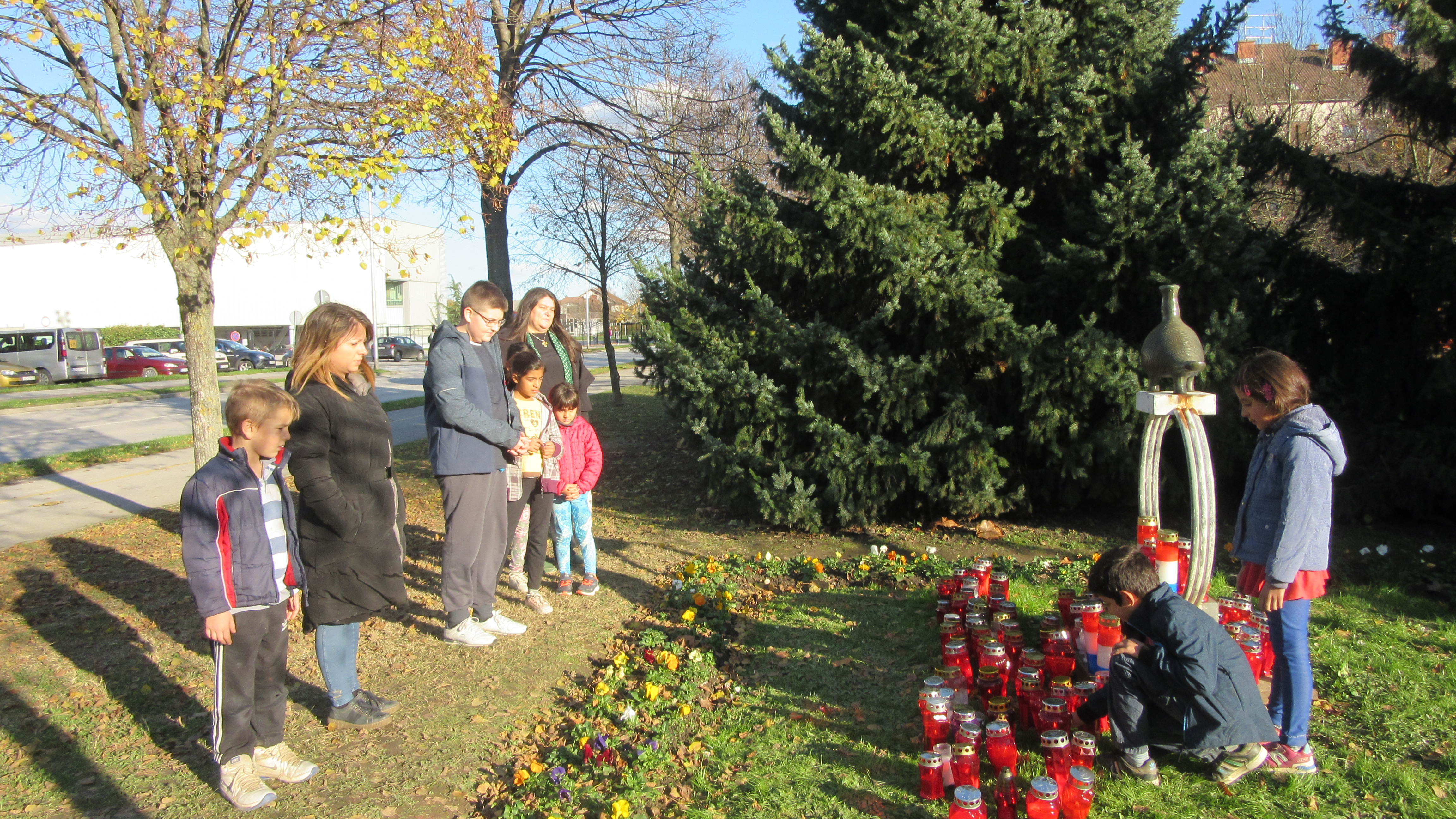 Obilježavanje Dana sjećanja na žrtvu Vukovara - paljenje lampiona ispred spomenika Vučedolskoj golubici