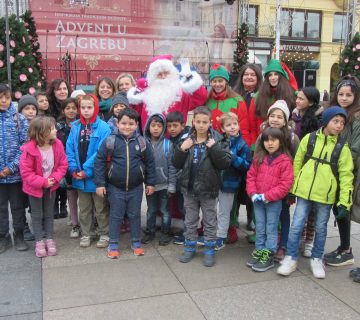 Izlet na Advent u Zagrebu - korisnici na glavnom trgu sa Djedom Božićnjakom- grupna fotografija