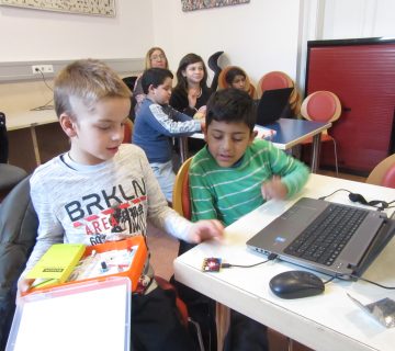 Radionica Micro:bit u knjižnici - korisnici programiraju (2)