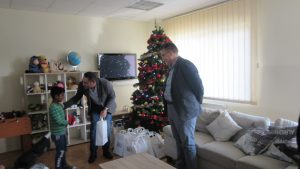 Rotary Club Koprivnica daruje korisnike Svitanja - korisnik prima poklon