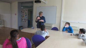 Radionica o pravilnoj higijeni zuba - predavačica demonstrira zubalo