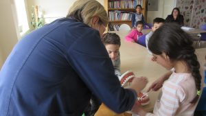 Radionica o pravilnoj higijeni zuba - predavačica demonstrira pravilno četkanje