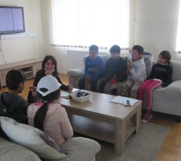 Sudjelovanje u istraživanju UNICEF-a Participacija ranjivih skupina djece - korisnici s istraživačicom u grupnom razgovoru