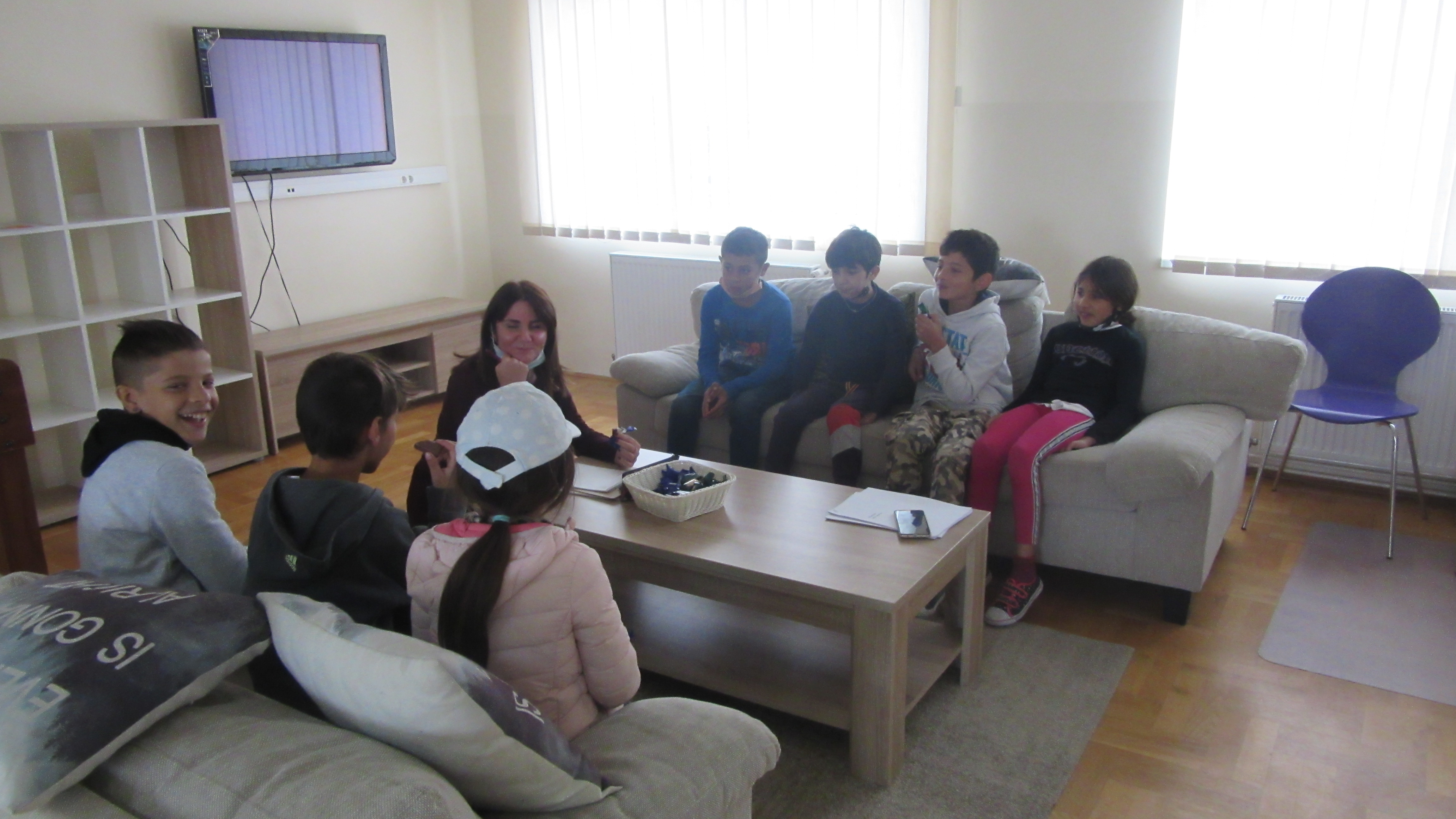 Sudjelovanje u istraživanju UNICEF-a Participacija ranjivih skupina djece - korisnici s istraživačicom u grupnom razgovoru