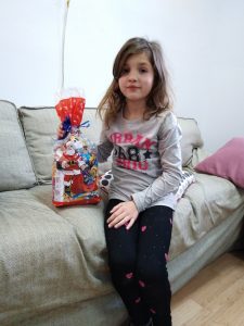 Darivanje korisnika povodom Svetog Nikole - korisnica s poklonom