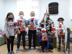 Darivanje korisnika povodom Svetog Nikole - korisnici s poklonima ispred bora