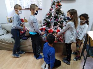 Darivanje korisnika povodom Svetog Nikole - korisnici i pokloni ispod bora