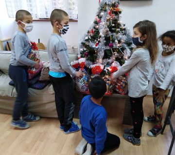 Darivanje korisnika povodom Svetog Nikole - korisnici i pokloni ispod bora