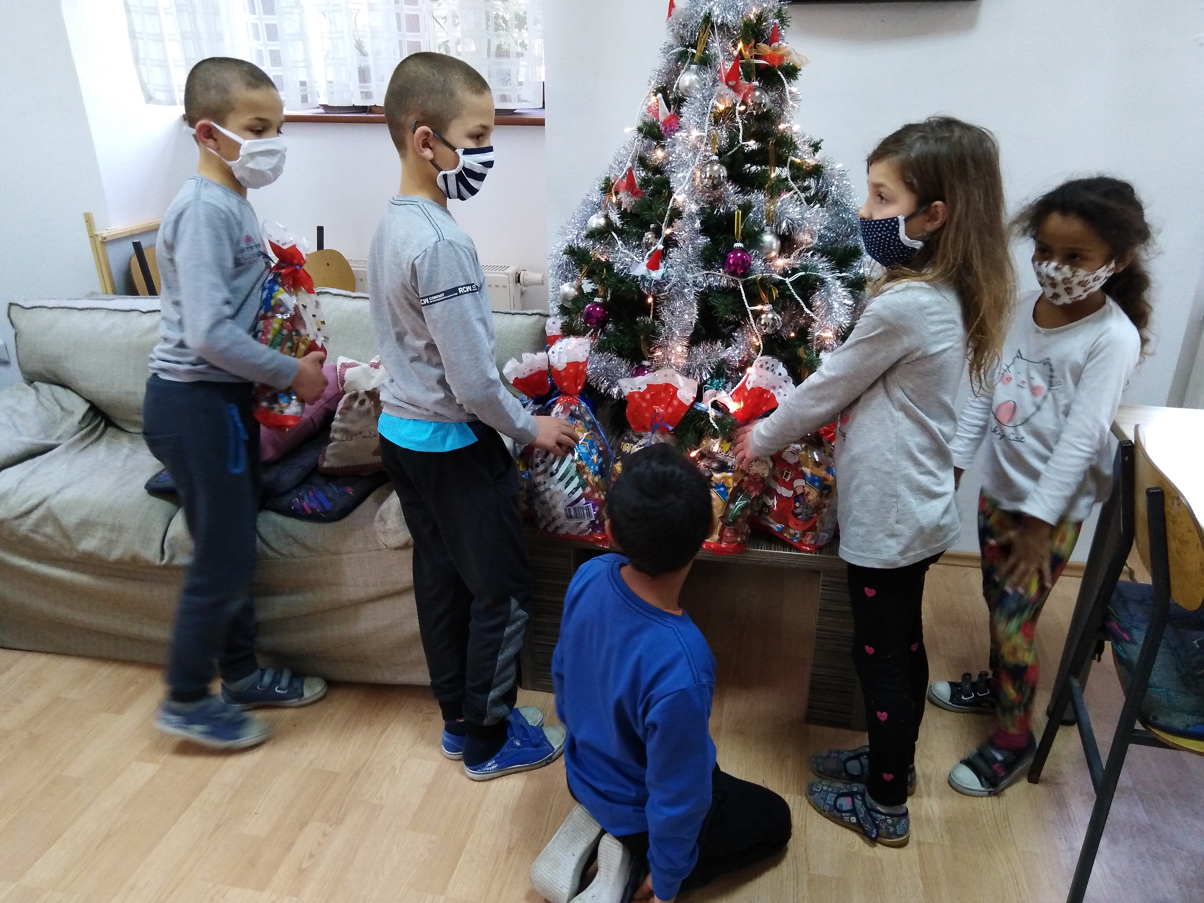 Darivanje korisnika povodom Svetog Nikole - korisnici i pokloni ispod bora