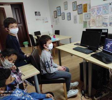 Online pričaonica u suradnji s knjižnicom i čitaonicom "Fran Galović" - korisnici ispred računala