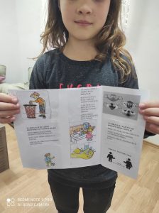 Radionica Svjetski dan zdravlja - korisnica prezentira letak