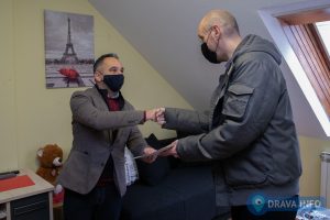 Ravnatelj Fajdetić dodjeljuje zahvalnicu pedagogu Tomislavu Terstenjaku