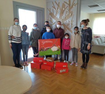 Korisnici i djelatnici uz slatku donaciju Podravke