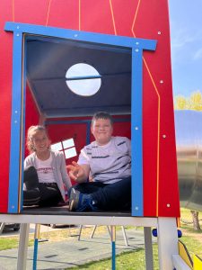 Dvoje korisnika u kućici na dječjem igralištu