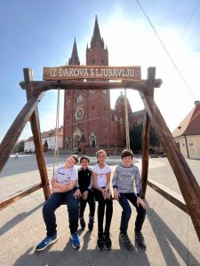 Korisnici ispred katedrale u Đakovu