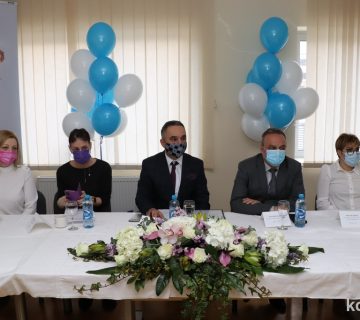 Početna konferencija projekta - uzvanici i ravnatelj za stolom