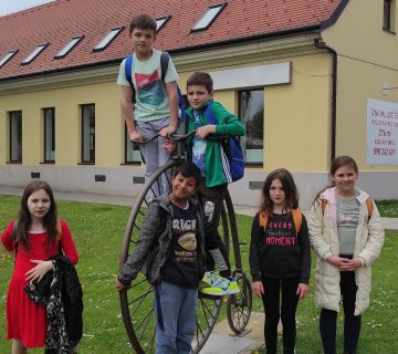 Korisnica kod spomenika biciklu