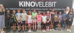 Korisnici ispred kina Velebit Korisnici ispred kina Velebit