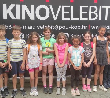 Korisnici ispred kina Velebit