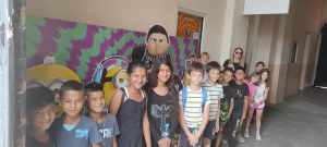 Korisnici ispred plakata filma Malci 2 Korisnici ispred plakata filma Malci 2