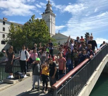 Korisnici na izletu u Crikvenici - zajednička fotografija na mostu