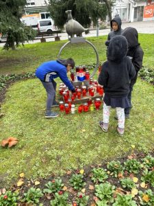 Korisnici poludnevnog boravka obilježili Dan sjećanja na žrtve Domovinskog rata i Dan sjećanja na žrtvu Vukovara i Škabrnje Korisnici poludnevnog boravka obilježili Dan sjećanja na žrtve Domovinskog rata i Dan sjećanja na žrtvu Vukovara i Škabrnje