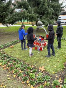 Korisnici poludnevnog boravka obilježili Dan sjećanja na žrtve Domovinskog rata i Dan sjećanja na žrtvu Vukovara i Škabrnje Korisnici poludnevnog boravka obilježili Dan sjećanja na žrtve Domovinskog rata i Dan sjećanja na žrtvu Vukovara i Škabrnje